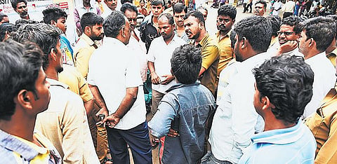 ஹைட்ராலிக் லாரியில் இருந்து﻿ குப்பைத்தொட்டி விழுந்து தொழிலாளி பலி﻿