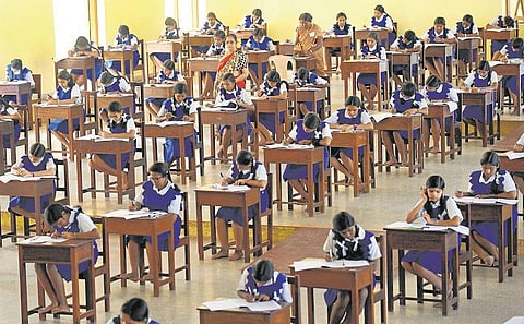 எஸ்எஸ்எல்சி பொதுத்தேர்வு தொடங்கியது﻿: 10 லட்சத்து 38 ஆயிரம் மாணவ-மாணவிகள் பங்கேற்பு﻿