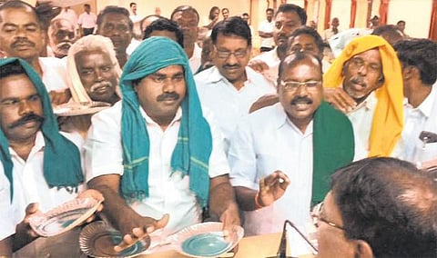 அரசின் நிபந்தனைகளால் விவசாயிகள் அதிருப்தி: 5 ஏக்கர் வரை மட்டுமே வறட்சி நிவாரணம்﻿ விநியோகம் - மத்திய நிதி, பயிர்க் காப்பீடு கிடைக்கும் என அதிகாரிகள் சமாதானம்﻿