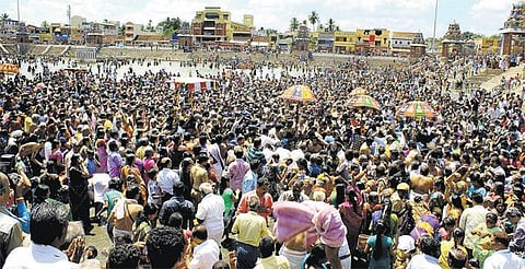 மாசிமகப் பெருவிழாவையொட்டி கும்பகோணம் மகாமக குளத்தில் 50 ஆயிரம் பக்தர்கள் நீராடினர்﻿