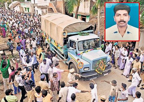 துப்பாக்கிச் சூட்டில் உயிரிழந்த﻿ சிஆர்பிஎப் வீரர் உடல் அரசு மரியாதையுடன் அடக்கம்