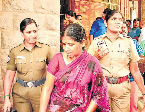 விவசாயத்துக்கு இலவச மின்இணைப்பு கோரி ஆட்சியர் முன் தீக்குளிக்க பெண் முயற்சி﻿