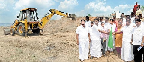 குடிமராமத்து திட்டத்தின்படி திருவள்ளூர் மாவட்டத்தில்﻿ 46 ஏரிகள் புனரமைக்கும் பணி தொடக்கம்﻿: திருத்தணி அருகே ஆட்சியர் தொடங்கி வைத்தார்﻿