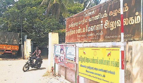 புதிதாக பணியில் அமர்த்திய கடைகளில் பணிகளை பிரித்துக் கொடுக்காமல் அலைக்கழிக்கிறார்கள்!﻿ - மூடப்பட்ட டாஸ்மாக் கடை பணியாளர்கள் குற்றச்சாட்டு﻿