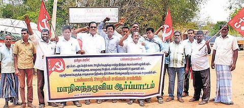 மூடப்பட்ட டாஸ்மாக் கடைகளில் பணியாற்றிய ஊழியர்களுக்கு﻿ மாற்றுப் பணி வழங்க வேண்டும்: தஞ்சாவூர், திருவாரூரில் ஆர்ப்பாட்டம்﻿