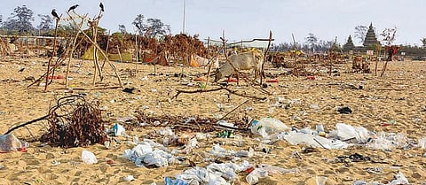 மாமல்லபுரம் கடற்கரையில் அகற்றப்படாத குப்பை: சுற்றுலாப் பயணிகள் முகம் சுளிப்பு
