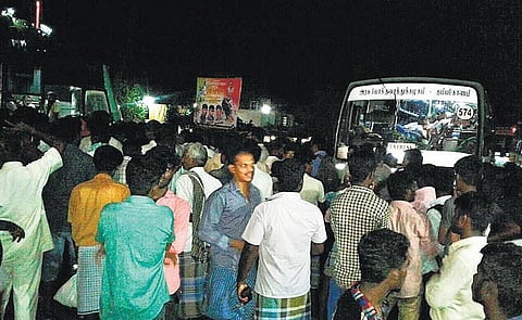 விராலிமலையில் ஜல்லிக்கட்டு நடத்த அனுமதி மறுப்பு﻿﻿: மக்கள் சாலை மறியல், போலீஸார் தடியடி﻿ - வாகனங்கள் உடைக்கப்பட்டதால் பரபரப்பு﻿﻿