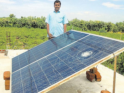 சூரியனால் வீட்டுக்கு ஒளியேற்றும் பேராசிரியர்﻿
