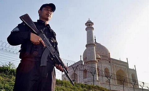 ஆக்ரா ரயில் நிலையம் அருகே மர்மப் பொருள் வெடிப்பு