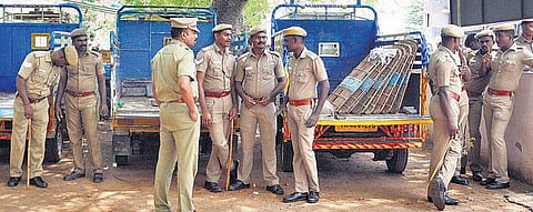 விராலிமலையில் ஜல்லிக்கட்டு தேதியை அடுத்தடுத்து மாற்றியதால் ஆத்திரம்: வாகனங்கள் மீது கல்வீச்சு; வன்முறை தொடர்பாக 52 பேர் கைது﻿