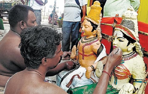 சுற்றுச்சூழல் மாசு ஏற்படுத்தாத﻿ வாழை மட்டை, கிழங்கு மாவில் தத்ரூபமாக சிலை வடிப்பு﻿