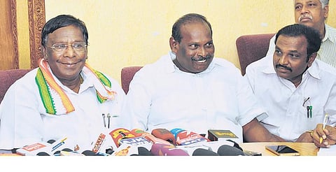 என்எல்சி நிறுவனத்தின் முழு செலவில் புதுச்சேரி கடற்கரை சாலையில் சூரியஒளி தகடுகள் மூலம் மின் உற்பத்தி: முதல்வர் நாராயணசாமி தகவல்