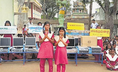 முகநூல் நண்பர்கள் உதவியுடன்கிராமப்புற அரசுப் பள்ளிகளுக்கு கம்ப்யூட்டர்: பாஸ்போர்ட் அதிகாரியின் சேவைக்கு வரவேற்பு