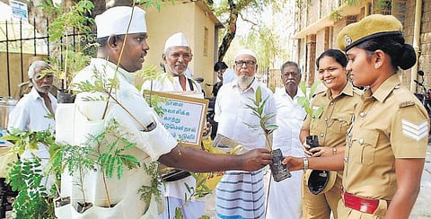 திருப்பூர் அரசு ஊழியரின் பசுமை பயணம்﻿: மதுரையில் இலவச மரக்கன்றுகள் விநியோகித்து விழிப்புணர்வு﻿
