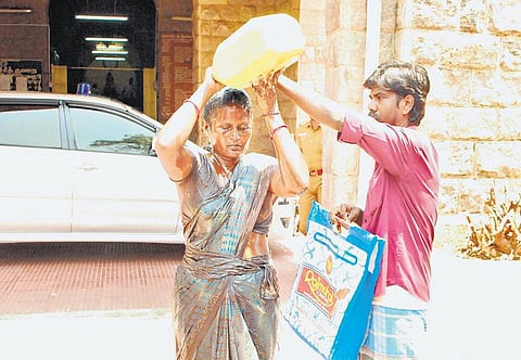 கடனுக்காக பத்திரத்தை எழுதி வாங்கி மிரட்டல்: ஆட்சியர் அலுவலகத்தில் தீக்குளிக்க முயன்ற தம்பதி﻿