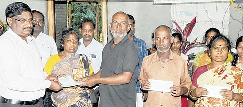 ஹைட்ரோ கார்பன் எதிர்ப்பு போராட்டத்தின்போது﻿﻿ உயிரிழந்த பெண் குடும்பத்துக்கு நிவாரண நிதி: ஆட்சியர் வழங்கினார்﻿