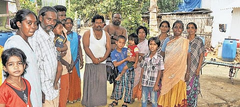 சிறிய வீட்டில் நான்கைந்து குடும்பங்கள்: தவிக்கும் நரிக்குறவர்கள்﻿