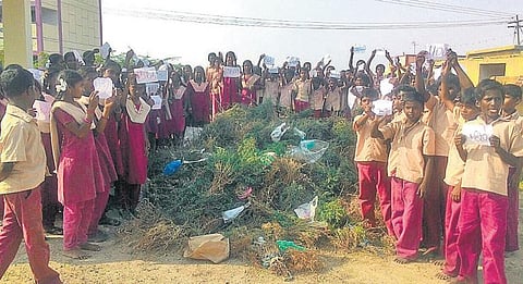 1.24 லட்சம் சீமைக் கருவேல செடிகள் ஒரே மாதத்தில் அழிப்பு﻿: பரிசு வழங்கி மாணவர்களை ஊக்குவிக்கும் அரசுப் பள்ளி ஆசிரியர்கள்
