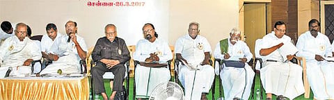 அழிக்கப்பட்டு வரும் தமிழ் மொழியை காக்க﻿ தமிழறிஞர்கள், மாணவர்கள் போராட வேண்டும்﻿: ராமதாஸ் வேண்டுகோள்﻿