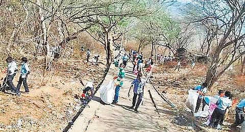 கோயில் பகுதியில் குவிந்த கழிவுகள் குறித்து எழுத்தாளர் வலைப்பதிவு: தன்னார்வலர்களின் தீவிர பணியால்﻿ தீர்த்தமலை புதுப்பொலிவு﻿