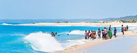 ஆபத்தை உணராமல்﻿ அபாயகரமான தனுஷ்கோடி கடலில் குளிக்கும் பயணிகள்﻿: காவல்துறை கண்காணிப்பை தீவிரப்படுத்துமா?﻿