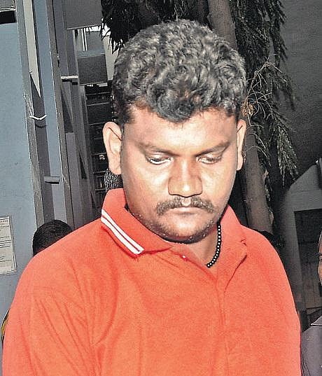 வேலூர் வங்கியில் ரூ.22 லட்சம் திருடிய காசாளர் கைது﻿