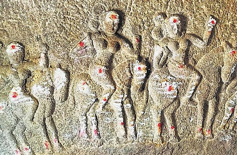பெண்கள் போர் செய்யும் நடுகல் கிருஷ்ணகிரியில் கண்டுபிடிப்பு﻿