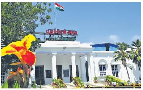 ஆளுநர் உத்தரவுப்படி நகராட்சி ஆணையர் இருக்கையில் அமர்ந்தார் சந்திரசேகரன்: முதல்வர் அமைச்சர்கள் ஆலோசனை