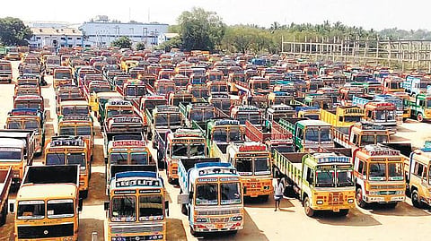 தமிழக அளவில் சுமுக முடிவு: லாரிகள் வேலைநிறுத்தம் 6-வது நாளாக தொடர்கிறது - டேங்கர் லாரிகள் இயங்கத் தொடங்கின