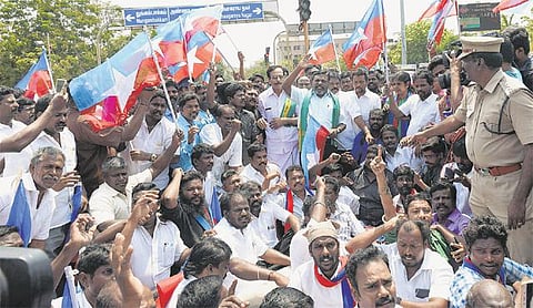 விவசாயிகளுக்கு ஆதரவாக போராட்டம்: தமிழகம் முழுவதும் ஆர்ப்பாட்டம், மறியல் - ஆயிரக்கணக்கானோர் கைது