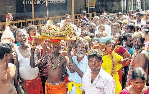 ஸ்ரீரங்கம் பெருமாளுக்கு﻿ 78 ஆண்டுகளுக்கு பின் விநோத காணிக்கை﻿: ஒரு ஜோடி காலணிகளை தலையில் சுமந்துவந்த பக்தர்கள்﻿
