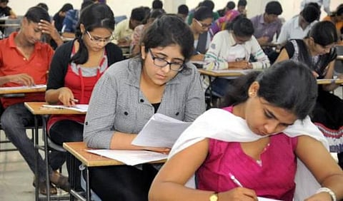 ஆசிரியர் தகுதித் தேர்வு: விண்ணப்பங்களை பரிசீலனை செய்யும் பணி மும்முரம்﻿ - ஏப்ரல் 3-வது வாரத்தில் ஹால் டிக்கெட் வழங்க ஏற்பாடு﻿