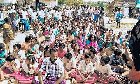 என்எல்சி நிறுவனம் நிலம் கையகப்படுத்த எதிர்ப்பு﻿: போராட்டத்தில் பெண்கள் உட்பட 5 பேர் தீக்குளிப்பு﻿- அதிகாரிகள் சிறைபிடிப்பு, வாகனங்கள் மீது தாக்குதல்﻿