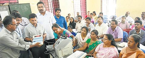 தேர்தல் விதிகளை மீறினால் 2 ஆண்டு சிறை﻿: ஆர்.கே.நகரில் பிரச்சாரம் நாளை ஓய்கிறது﻿ - கருத்துக் கணிப்பு முடிவுகளை வெளியிடத் தடை