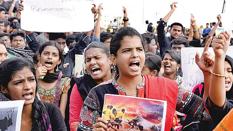 களம் புதிது: தடையை மீறி எழும் பெண்களின் போராட்டம்!
