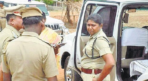 மதுக் கடைக்கு எதிரான போராட்டத்தில் போலீஸ் தாக்குதல்﻿: சாமளாபுரத்தில் முதல்கட்ட விசாரணை தொடக்கம்﻿﻿