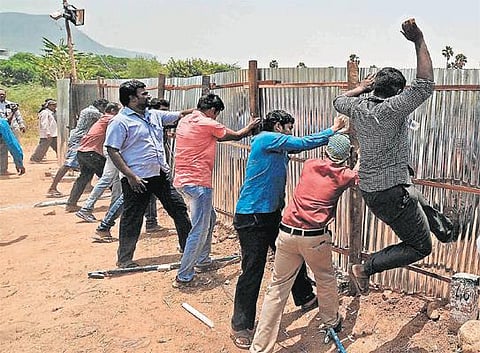 மதுரை அருகே பள்ளி, கல்லூரி பகுதியில் புதிதாக திறக்கப்பட்ட ‘டாஸ்மாக்’ மதுக் கடை சூறை﻿: மாணவர்கள், பெண்கள் சாலை மறியல்