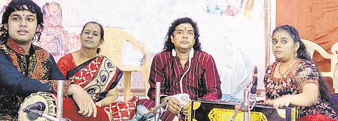 பத்து மொழிகளில் பாடும் வல்லமை