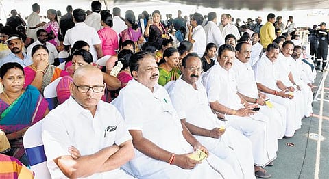 ‘ஐஎன்எஸ் சென்னை’யில் அமைச்சர்கள்﻿: அரசியல் சாகச நிகழ்ச்சியாக மாறிய போர் சாகச நிகழ்ச்சி﻿