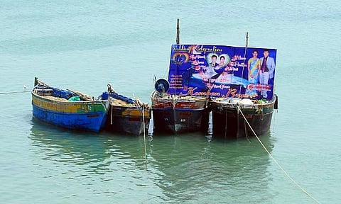 ராமேசுவரம்: கடலின் நடுவே திருமண பேனர்; சமூக வலைதளங்களில் வைரலானது