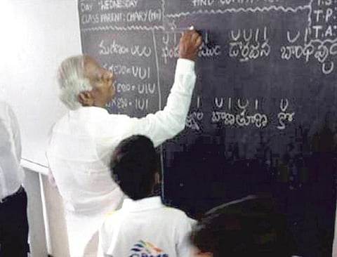 ஆசிரியராக மாறிய தெலங்கானா துணை முதல்வர்﻿: மாணவர்களின் கோரிக்கையை ஏற்று கோடை விடுமுறை அறிவிப்பு﻿