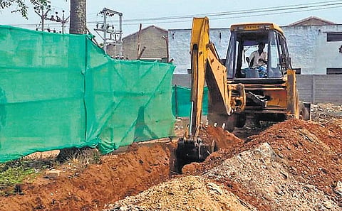 நூதனமாக பாதை அமைத்து திறக்க முயன்ற﻿ மதுக்கடையைச் சுற்றி 6 அடி ஆழத்தில் அகழி வெட்டிய மக்கள்﻿