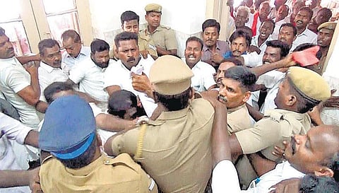 விவசாய தொழிலாளர்கள்- போலீஸார் இடையே கைகலப்பு﻿: வட்டாட்சியர் அலுவலகத்தில் புகுந்ததால் பரபரப்பு - மன்னார்குடியில் 200 பேர் கைது