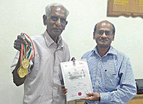 தள்ளாடும் வயதிலும் தடகளப் போட்டியில் ஆர்வம்: ஓய்வு பெற்ற ரயில்வே ஊழியர்- 75 தங்கப் பதக்கம் வென்று சாதனை