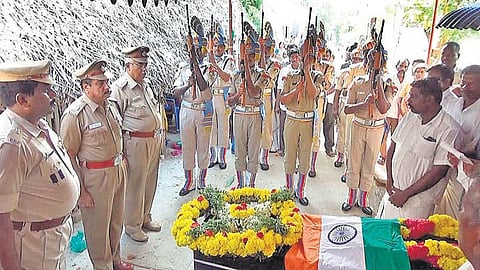 மாவோயிஸ்ட் தாக்குதலில் உயிரிழந்த﻿ சிஆர்பிஎப் வீரர்களுக்கு ஆயிரக்கணக்கானோர் அஞ்சலி﻿