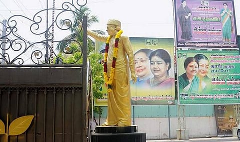 அதிமுக தலைமை அலுவலகத்தில் நிர்ப்பந்தத்தால் சசிகலா படம் அகற்றம்﻿: கே.வி.ராமலிங்கம் எம்எல்ஏ கருத்து﻿