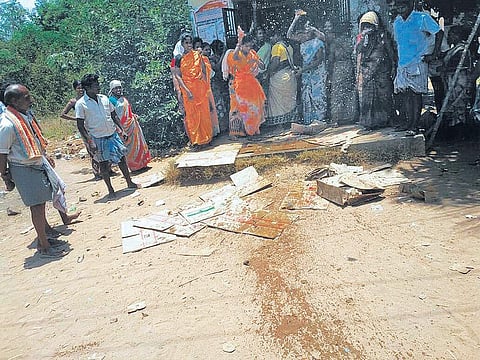 கடலூர் மாவட்டம் குறிஞ்சிப்பாடி அருகே டாஸ்மாக் கடை சூறை; பெண்கள் போர்க்கோலம்﻿