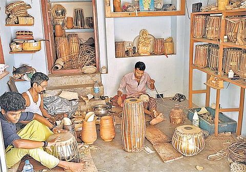இசை மழையில் நனையும் பெருவம்பா கிராமம்﻿: கலைஞர்களின் நுட்பத்துக்கேற்ப இசைக் கருவிகள் தயாரிப்பு