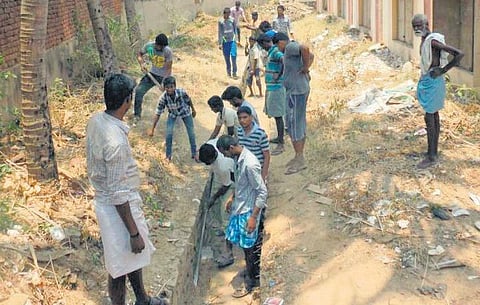 ‘வாட்ஸ் அப்’ மூலம் ஒன்று திரண்டு﻿ நீர் நிலைகளை பாதுகாக்க களமிறங்கிய இளைஞர்கள்﻿