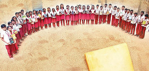 புத்தகங்களை நேசிக்கும் அரசுப் பள்ளி மாணவர்கள்!